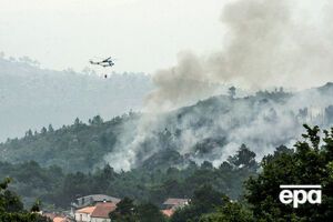 Сейчас около 150 пожарных и 21 самолет и вертолет ведут борьбу с огнем
