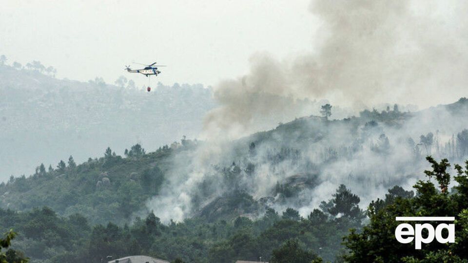 Сейчас около 150 пожарных и 21 самолет и вертолет ведут борьбу с огнем