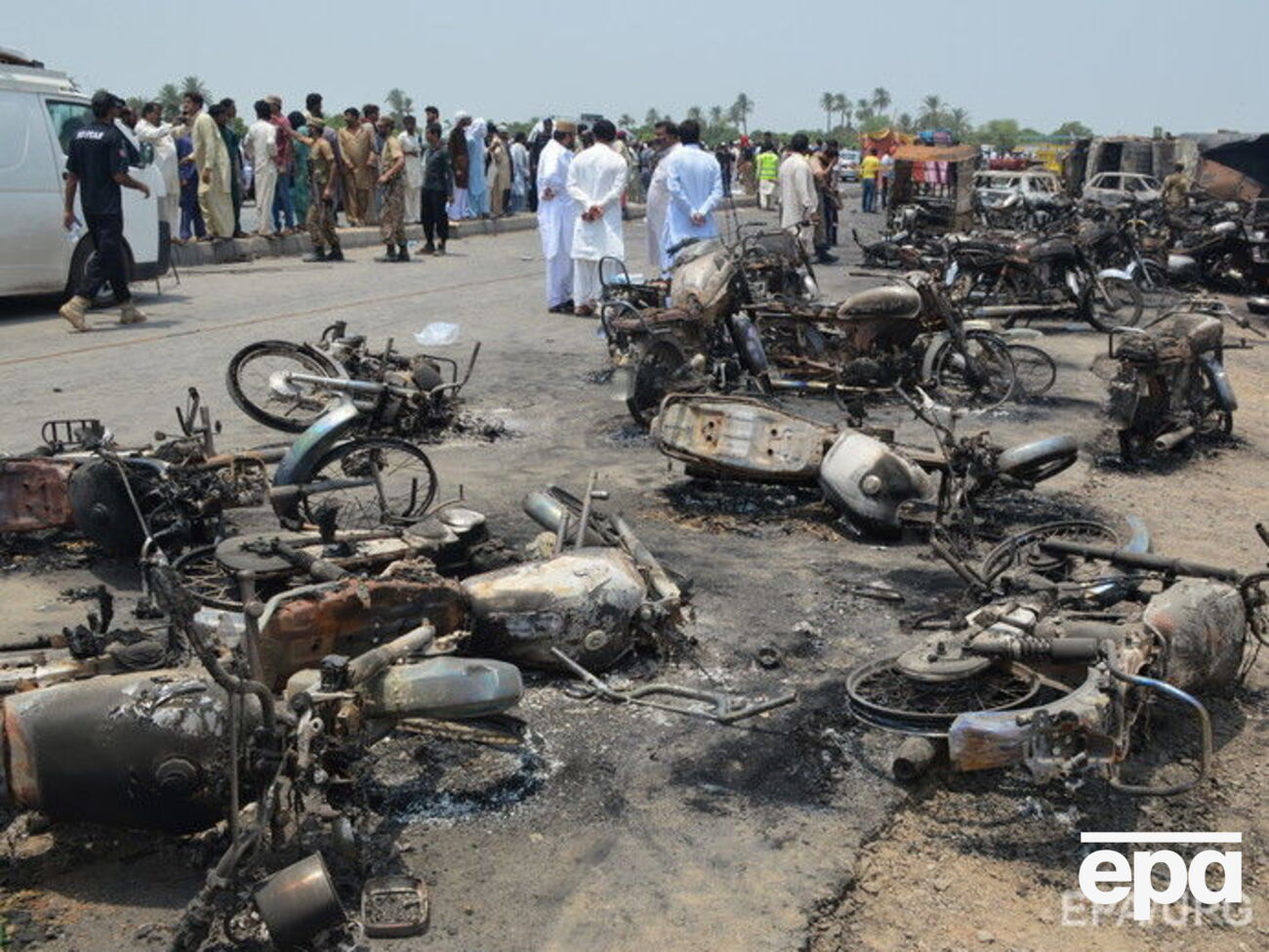 В результате пожара на месте ДТП с бензовозом сгорели несколько мотоциклов и авто
