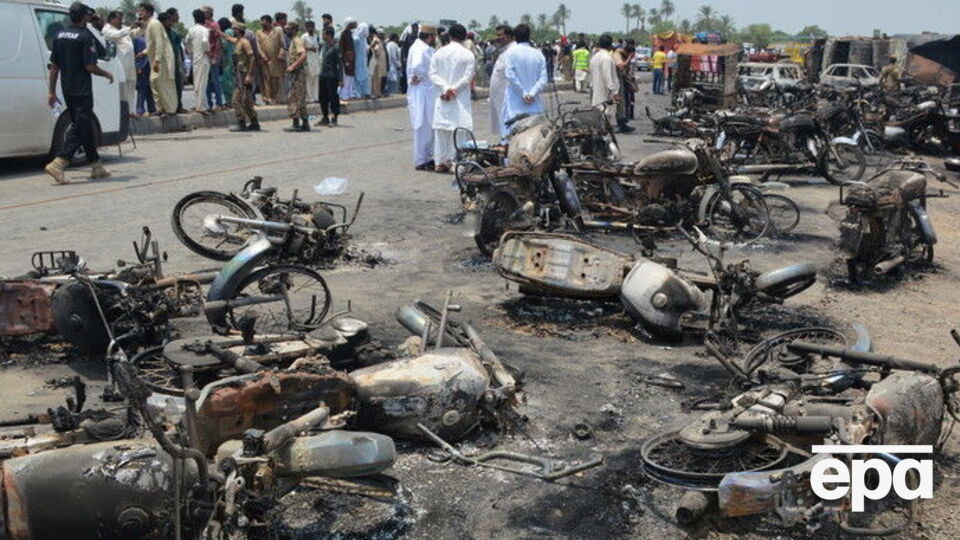 В результате пожара на месте ДТП с бензовозом сгорели несколько мотоциклов и авто