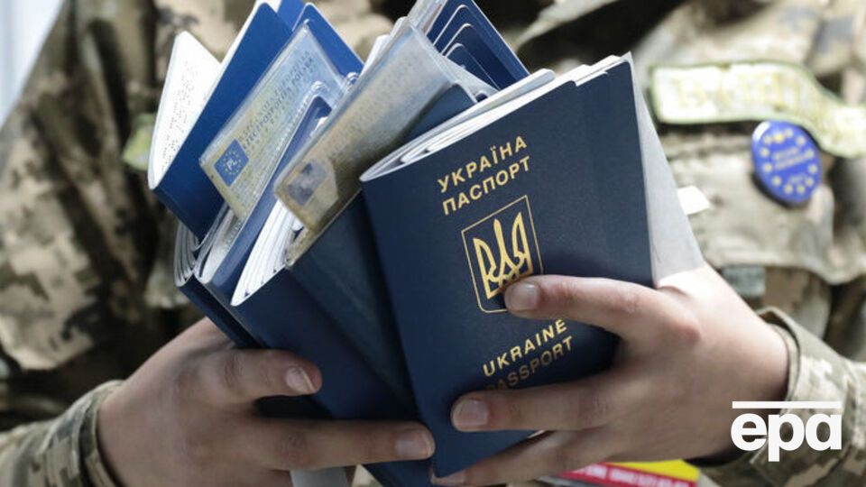 Користувач Facebook: Замкнене коло виходить – візи більше не ставлять, а без візи не пускають