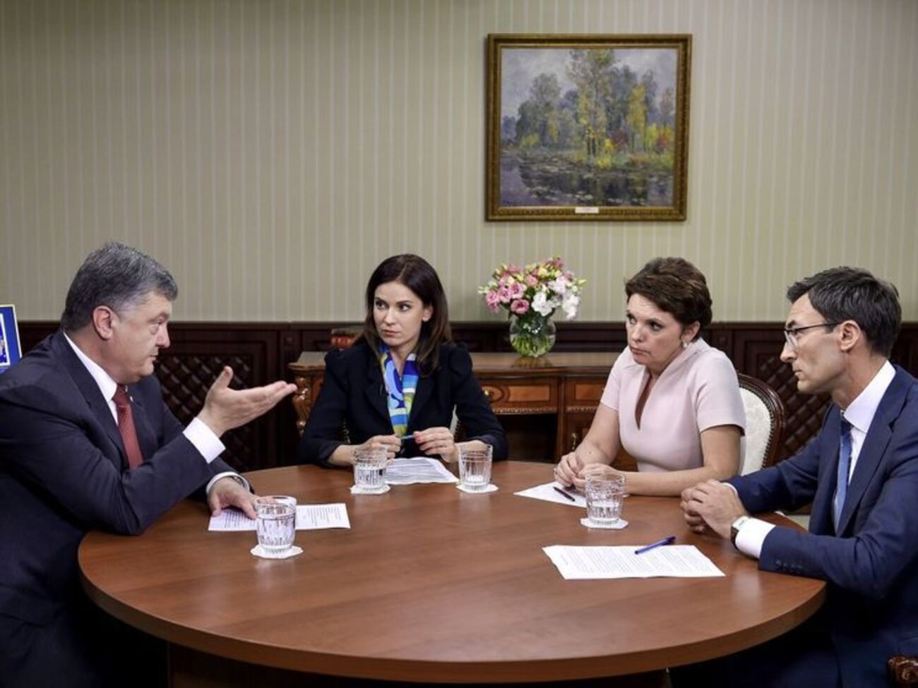 Порошенко дав інтерв'ю трьом українським телеканалам