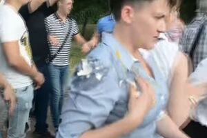 Савченко закидали яйцями
