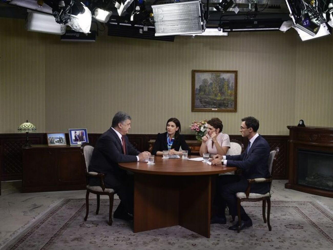 Порошенко в интервью телеканалам:&nbsp;Для нас было жизненно необходимым продолжение санкций против России