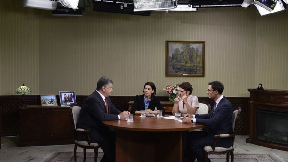 Порошенко в интервью телеканалам: Для нас было жизненно необходимым продолжение санкций против России