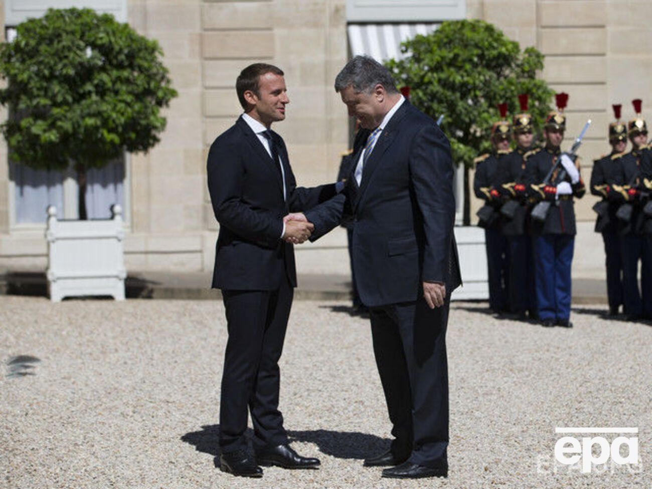 Макрон прийняв у Парижі Порошенка