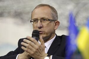 Томбінський зазначив, що Україні потрібно знайти методи, як пов'язати те, що відбувається в Україні, із тими великими проблемами, які є в центрі дискусії у світі