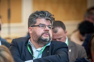 Палац, де Макрон приймав Путіна, будували як місце королівських утіх із бл...дями