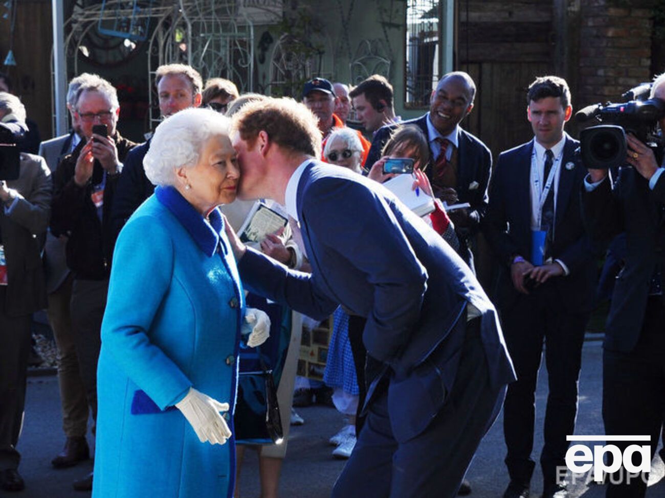 Издание отмечает, что принц Гарри остался в семье из-за отношения к Елизавете II