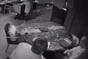 На видео человек, похожий на Гужву, и его собеседник обсуждают стоимость отказа от публикации неких материалов