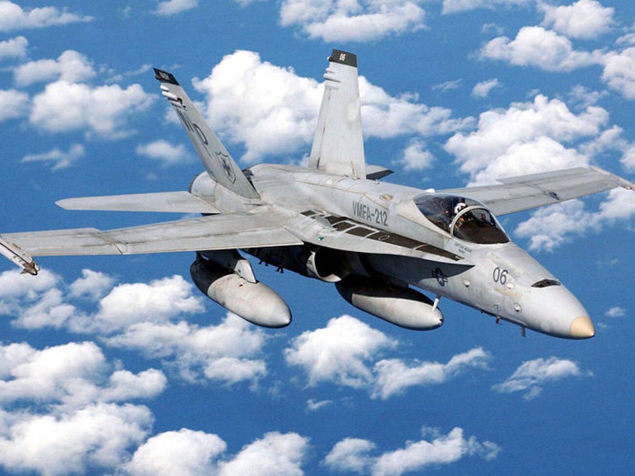 Причины взрыва на борту F/A-18 на данный момент неизвестны