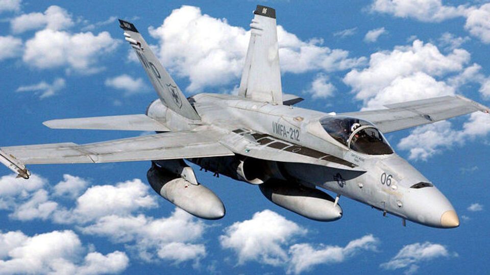 Причини вибуху на борту літака F/A-18 зараз невідомі