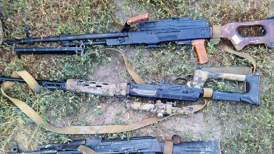 Украинские военные захватили у террористов винтовку СВД 1994 года выпуска с пластмассовыми прикладом и цевьем