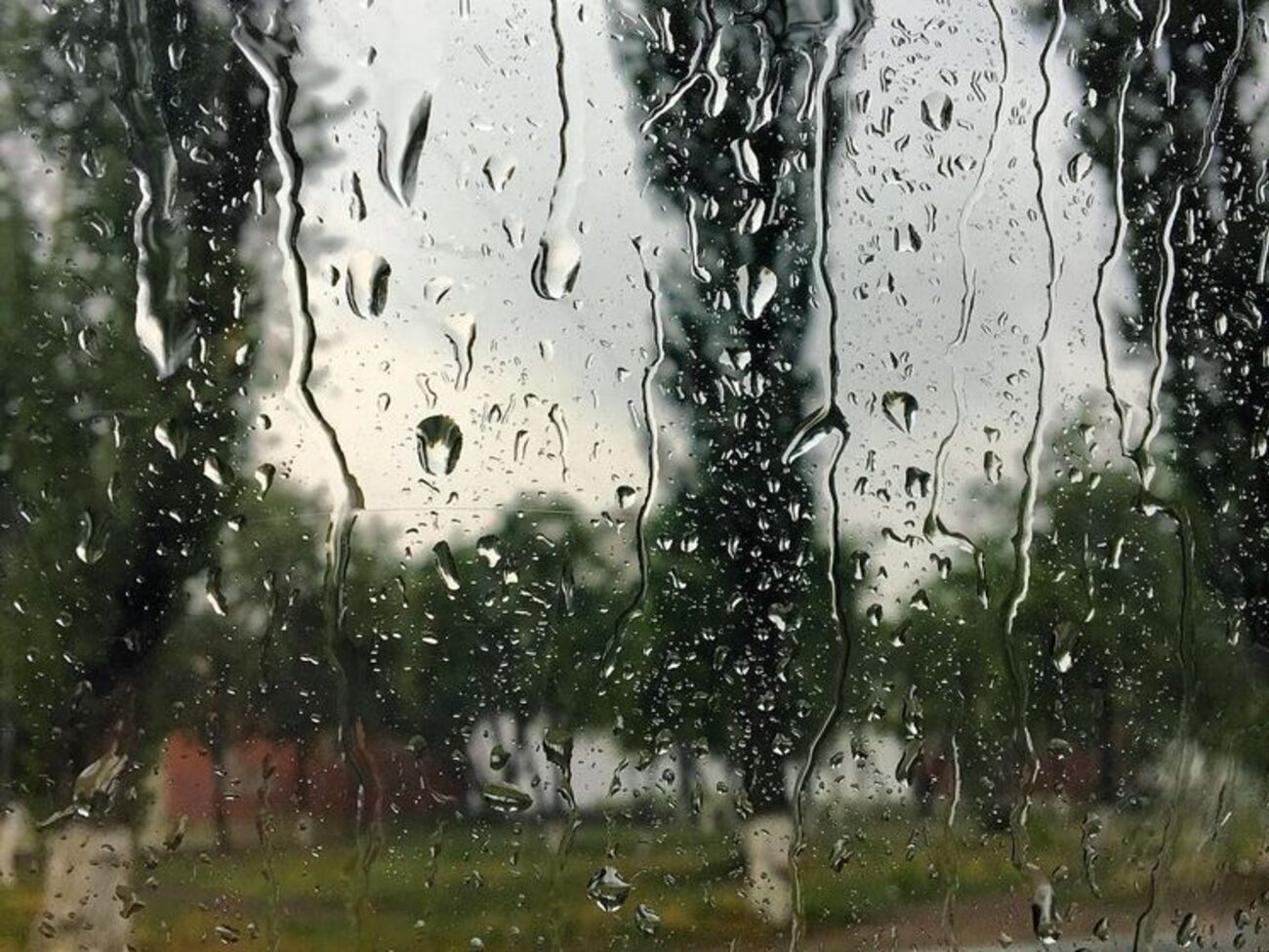 Ливень в Киеве: жители города сравнили природное явление с концом света. Видео