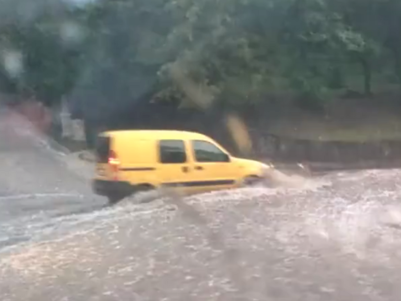 Проливной дождь сопровождался градом и сильным ветром