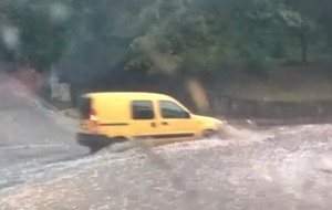 Проливной дождь сопровождался градом и сильным ветром