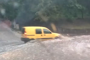 Проливной дождь сопровождался градом и сильным ветром