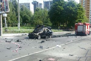За попередніми даними, у Києві на ходу вибухнув Mercedes
