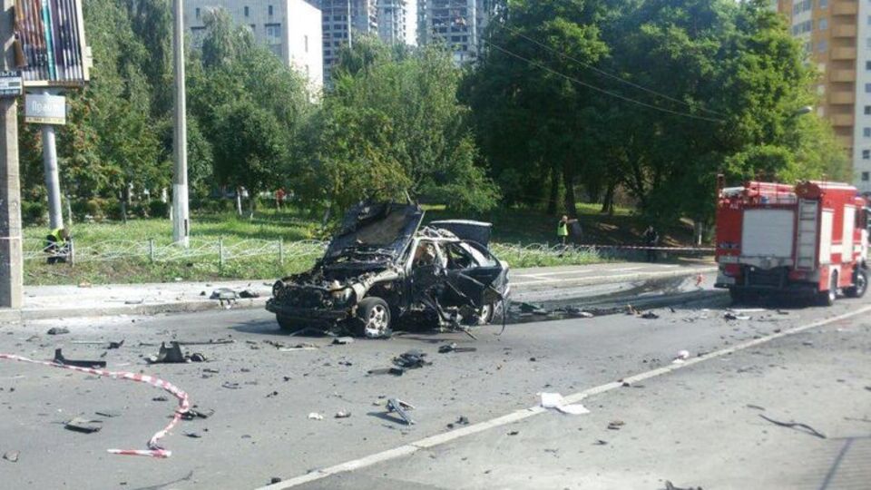 За попередніми даними, у Києві на ходу вибухнув Mercedes