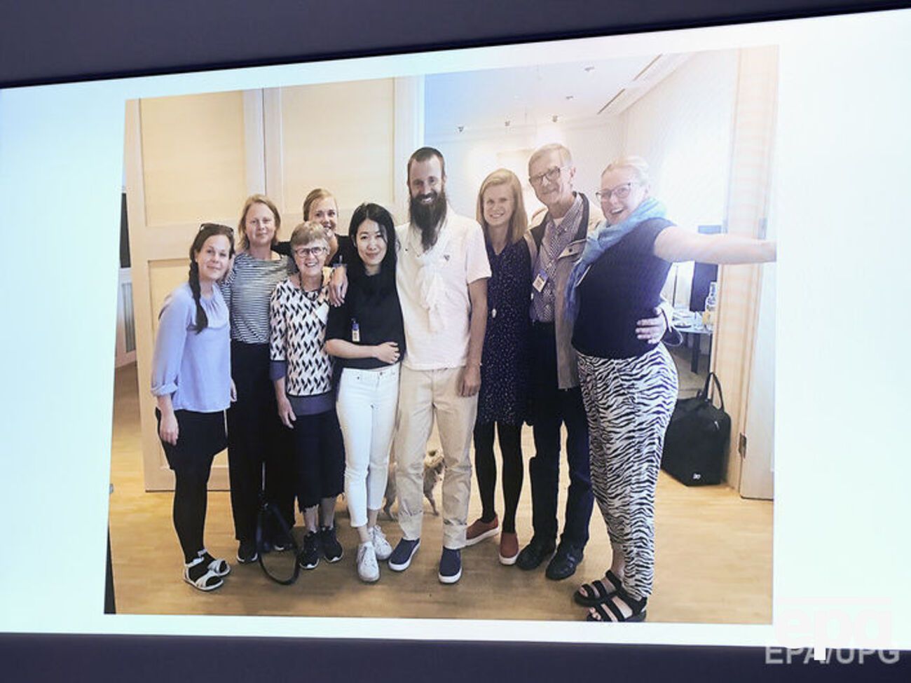 Густафсон (в центре) освобожден из плена