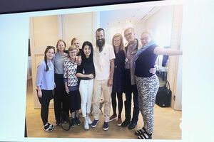 Густафсон (в центре) освобожден из плена