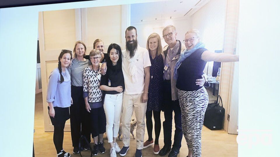 Густафсон (в центре) освобожден из плена