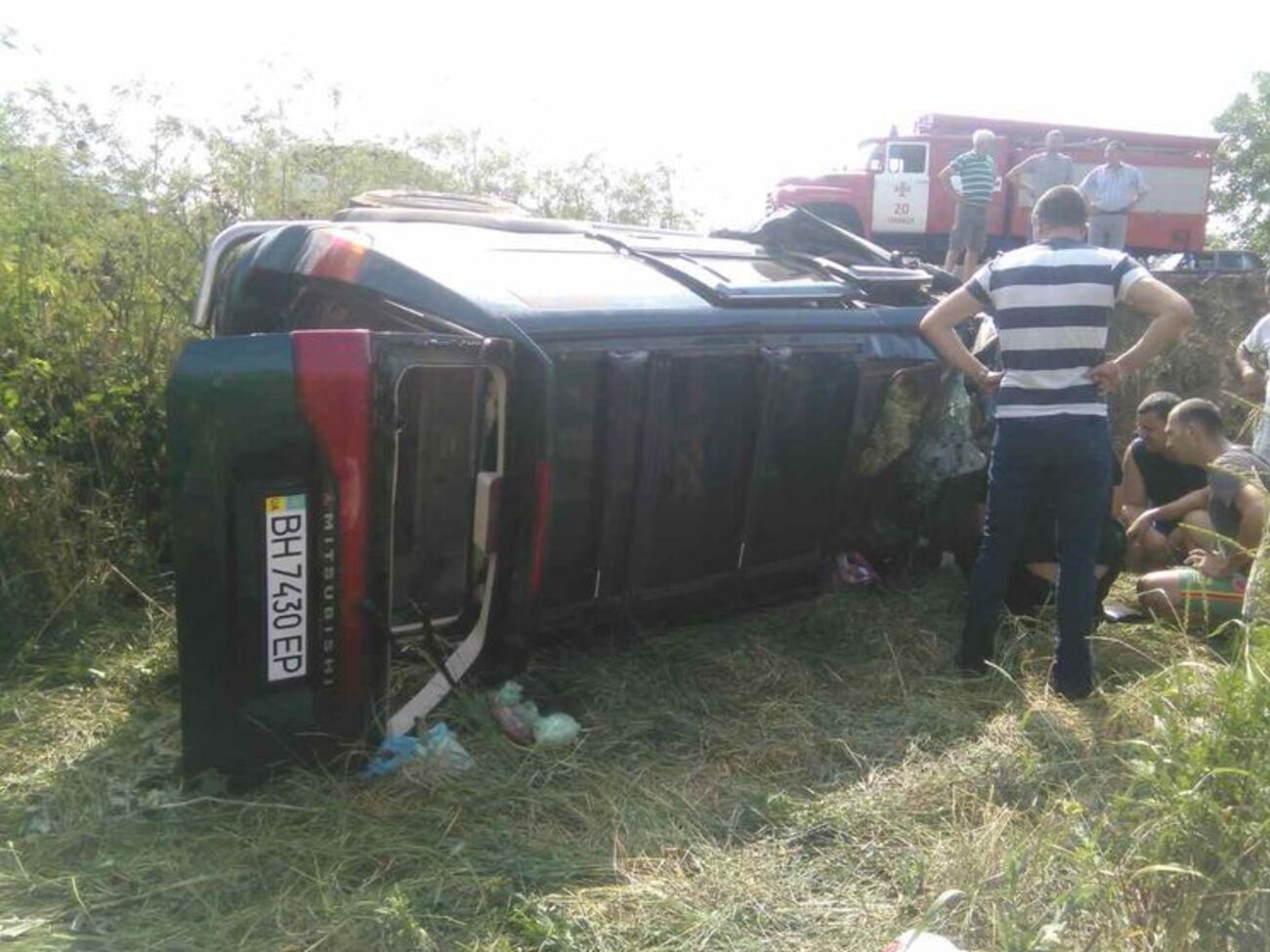 Спасатели достали ребенка из опрокинувшегося в кювет автомобиля