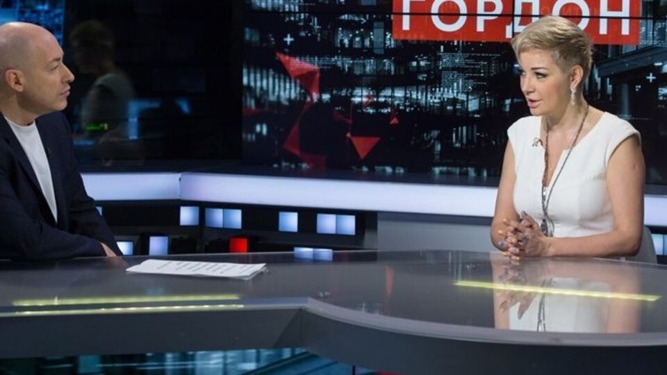 Максакова розповіла, що стала постійно ходити до Володимирського собору, де відспівали її чоловіка