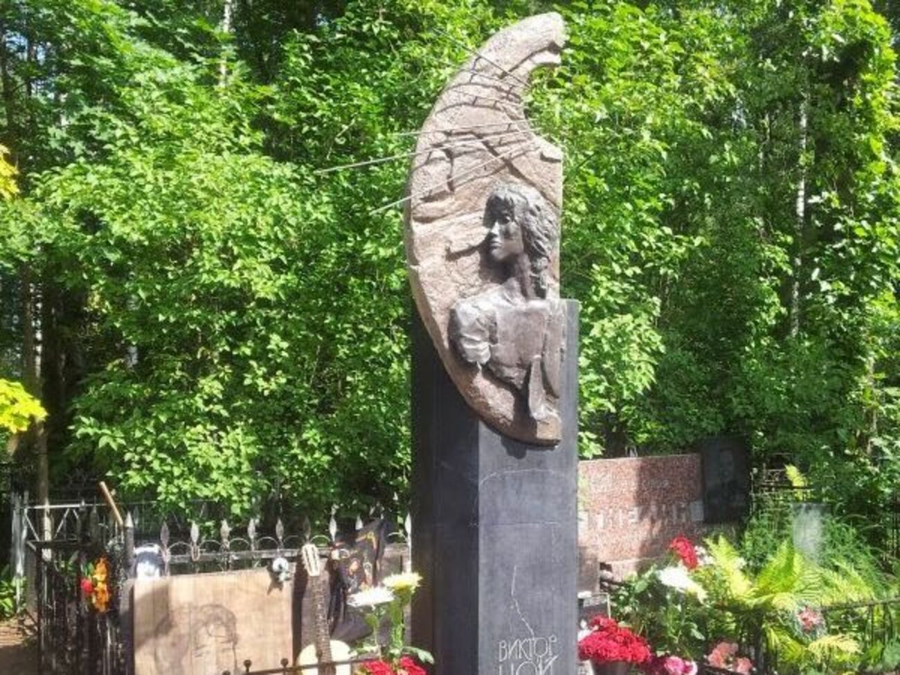 Цой похований у Санкт-Петербурзі