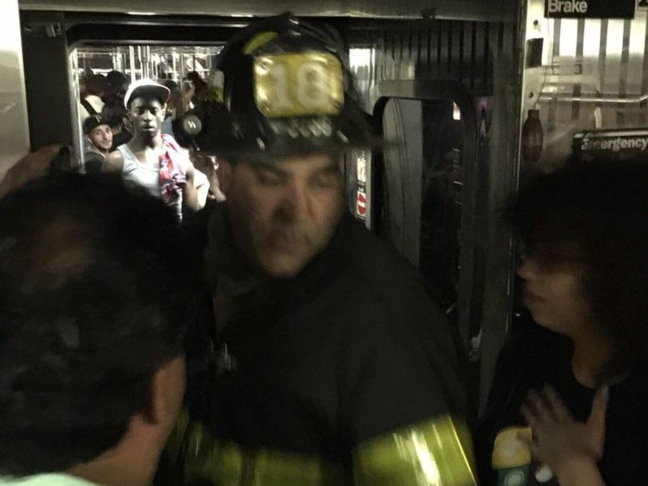 Пассажиры жаловались, что эвакуировали их только спустя 1,5 часа