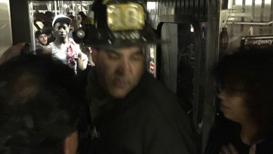 Пасажири скаржилися, що евакуювали їх тільки через півтори години