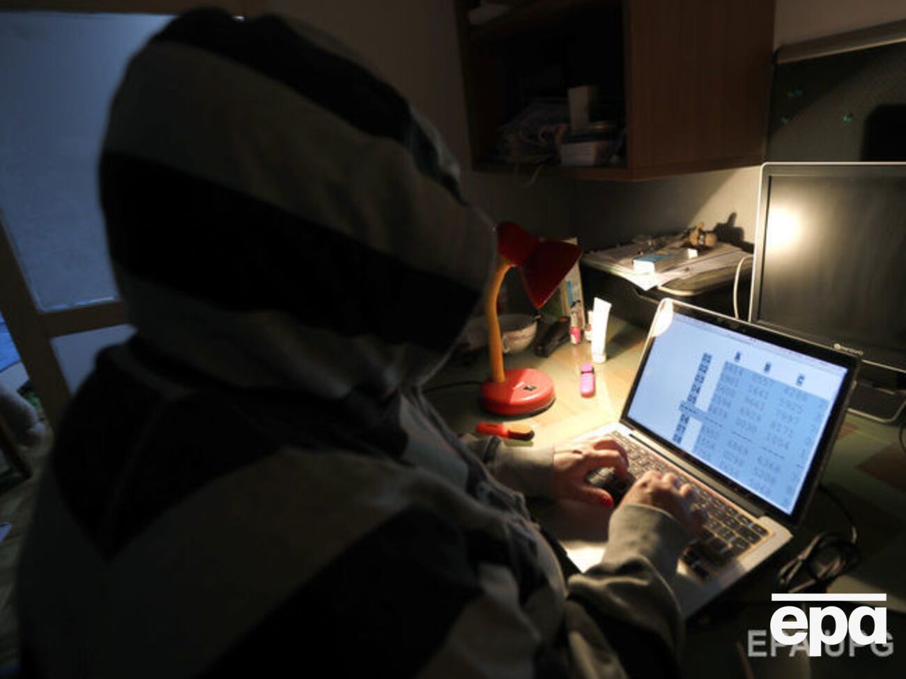 Вирус заблокировал компьютеры государственных и частных структур по всей Украине