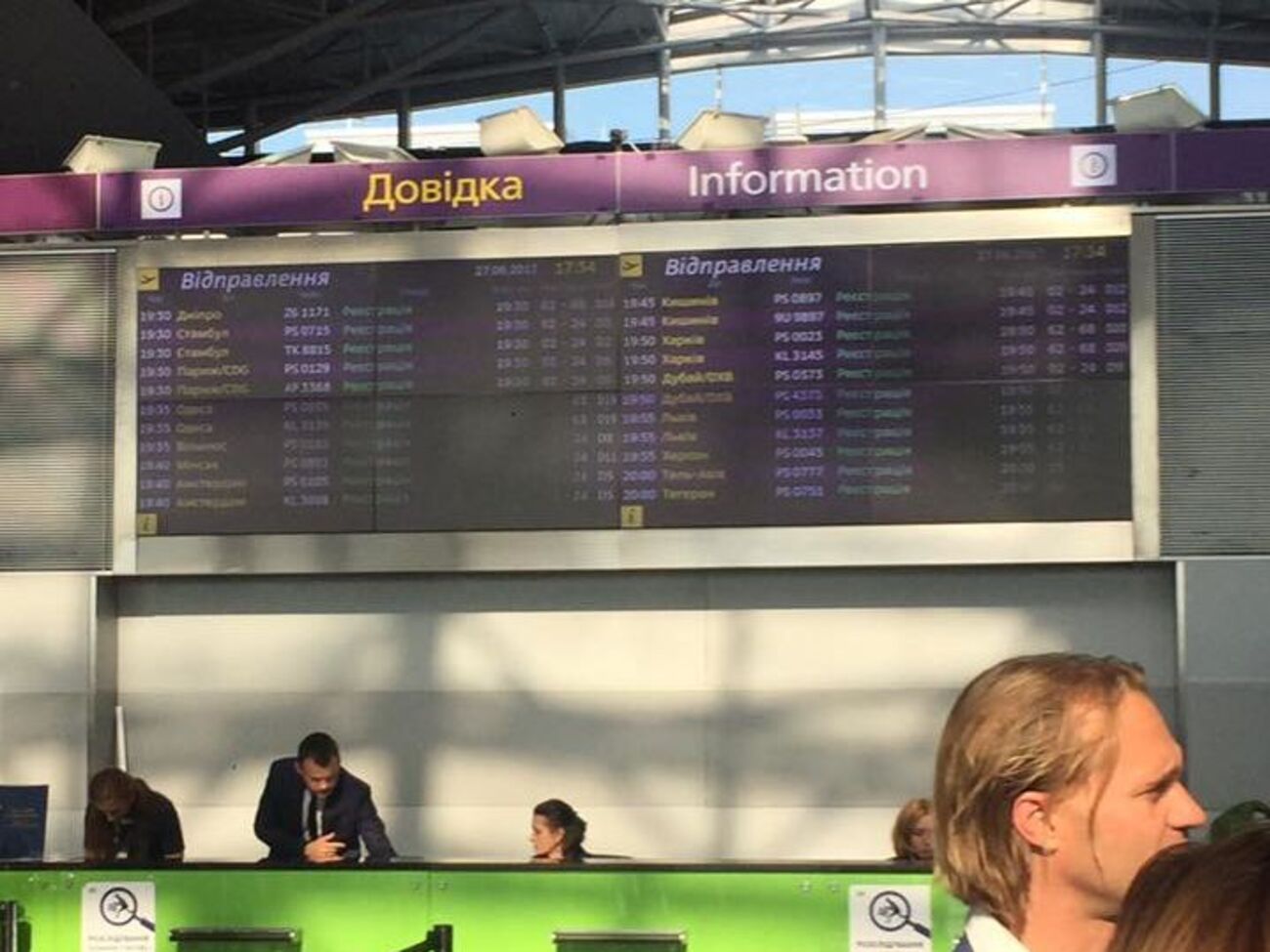 Информация о рейсах обновляется на табло в терминале D