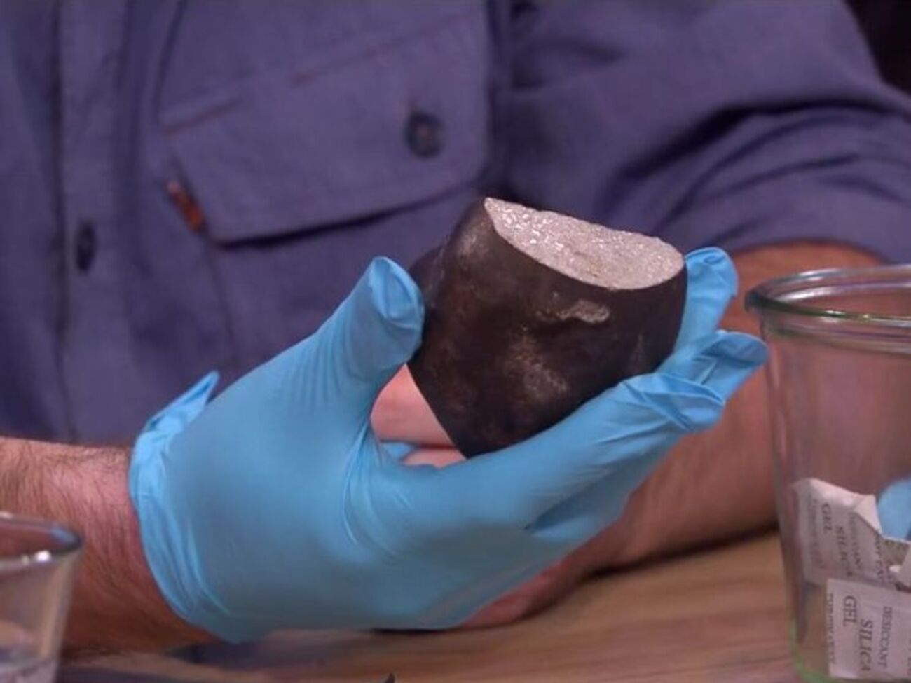 Камень весом в 500 граммов является хондритом c низким содержанием металлического железа