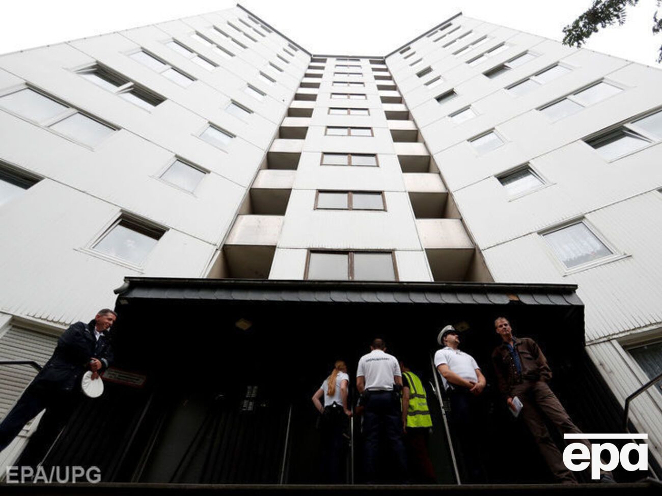 В пожарной службе сообщили, что эвакуацию нужно проводить немедленно