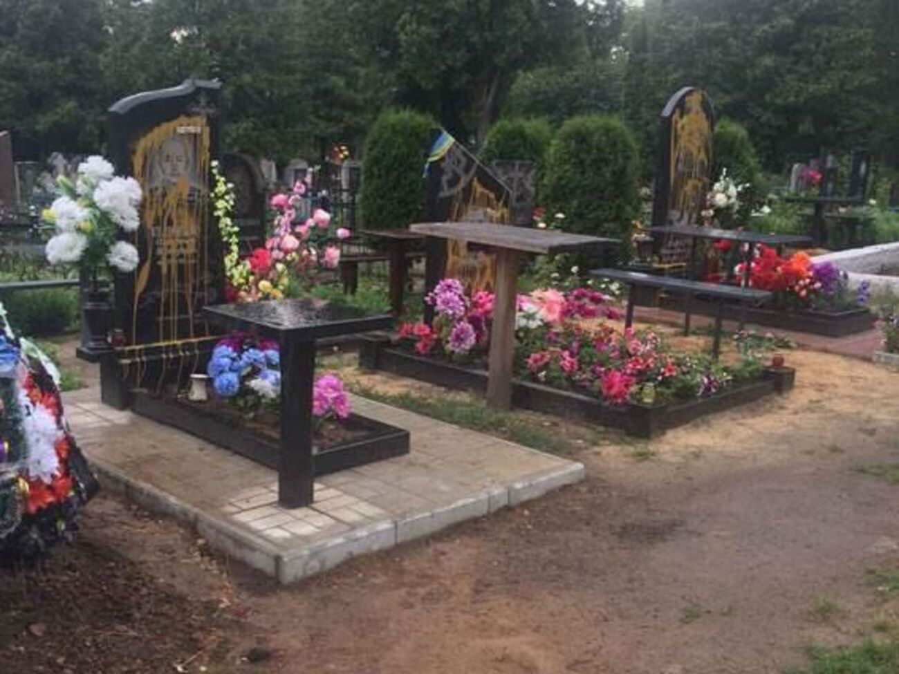 Три памятника бойцам АТО облили краской