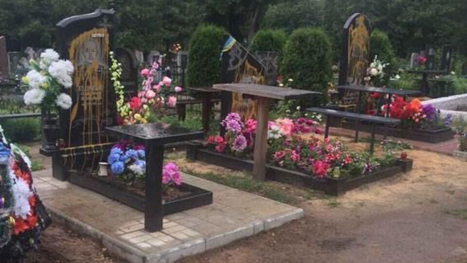 Три пам'ятники бійцям АТО облили фарбою
