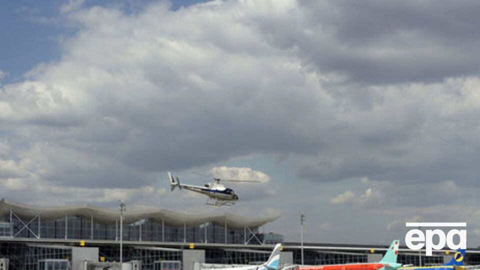 Аеропорт інформує пасажирів у ручному режимі про час польотів