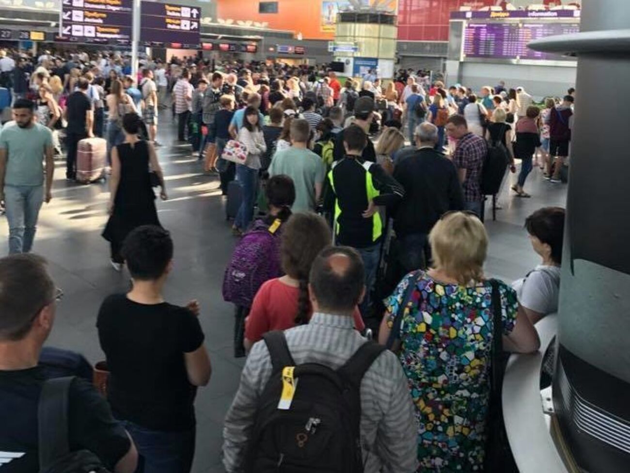 В Борисполе образовались очереди после вчерашней кибератаки