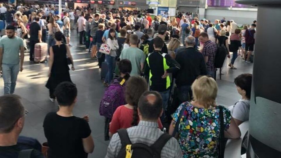 У Борисполі утворилися черги після вчорашньої кібератаки