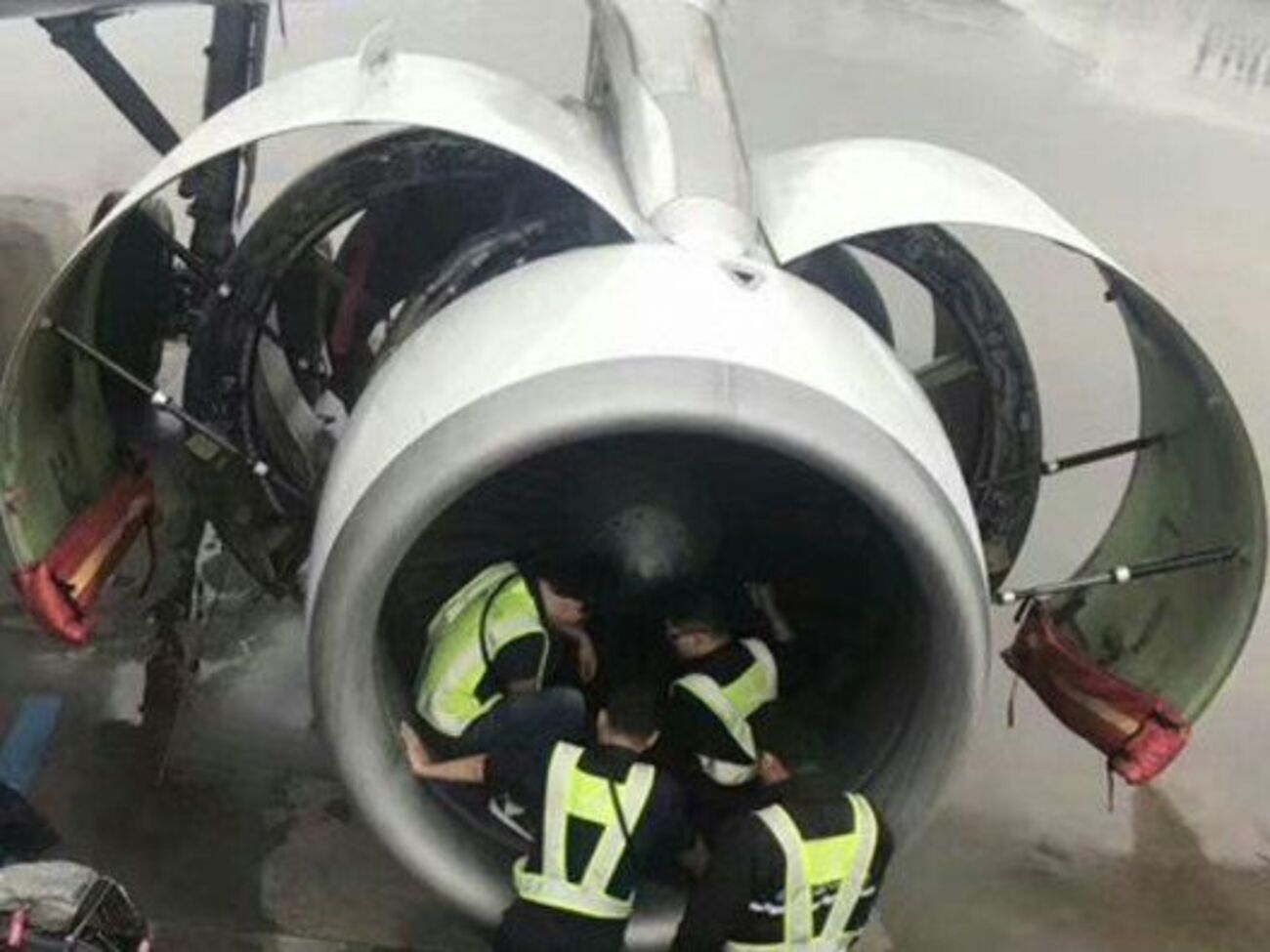 В ходе технического осмотра двигателя механики достали монеты