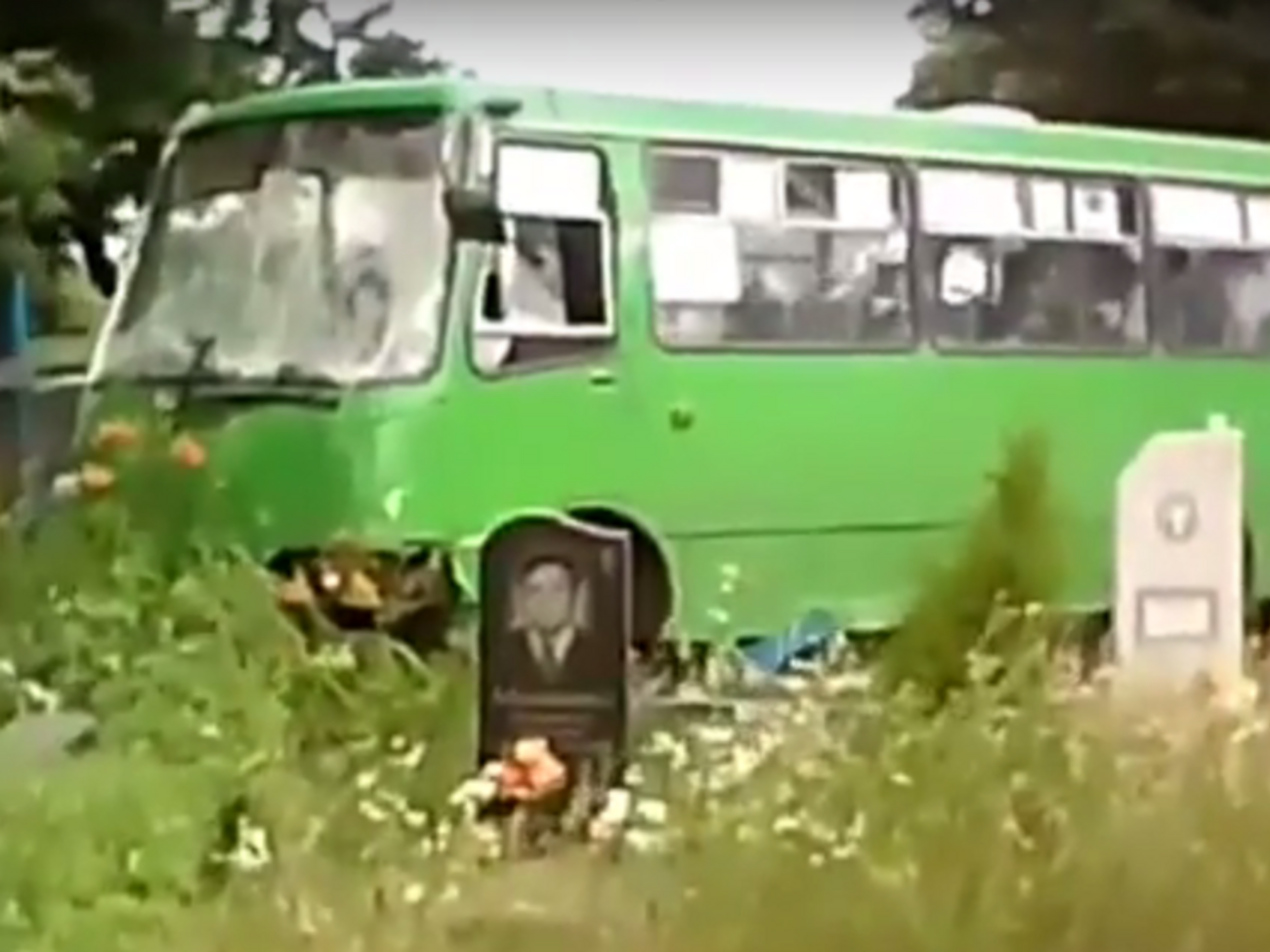 Зловмисники пошкодили маршруткою шість могил