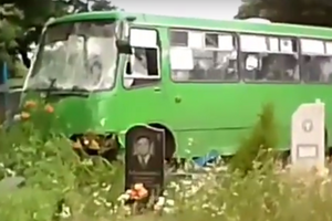 Зловмисники пошкодили маршруткою шість могил