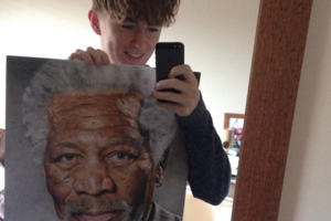 Ид сделал селфи с портретом Фримана