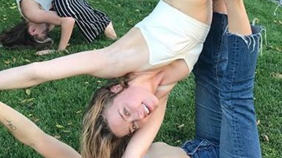 Херд: Йога во дворе