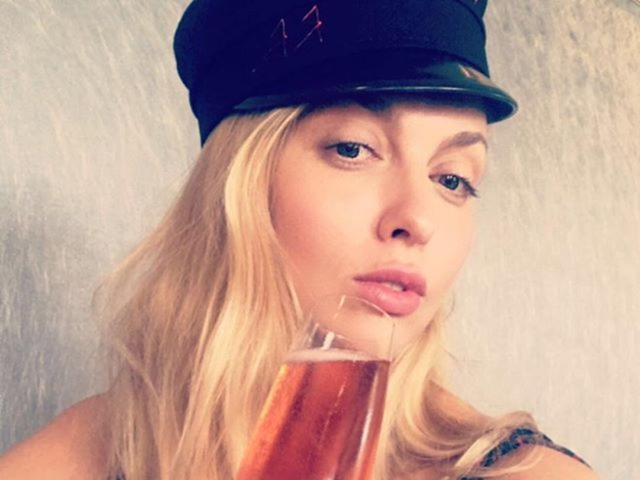 Полякова:&nbsp;Мой дорогой, любимый! Я благодарю тебя за мою счастливую и полную жизнь, за наших детей и за то, что я хочу быть рядом с тобой маленькой девочкой у тебя на плече