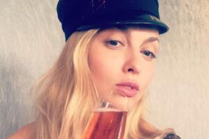 Полякова: Мой дорогой, любимый! Я благодарю тебя за мою счастливую и полную жизнь, за наших детей и за то, что я хочу быть рядом с тобой маленькой девочкой у тебя на плече