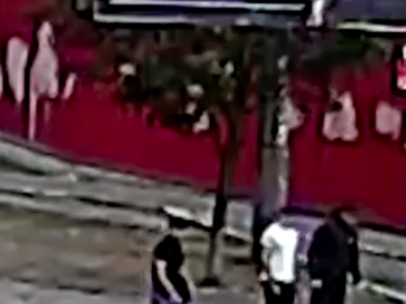 Нападники зламали конструкцію намету, столик і розкидали речі