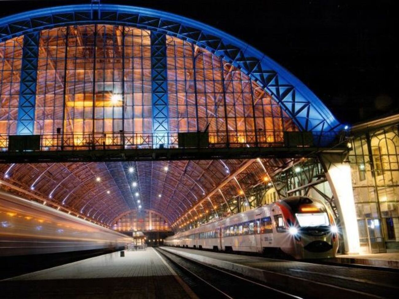 Усіх кандидатів видання називає "прямими чи опосередкованими креатурами або Гройсмана, або Банкової"