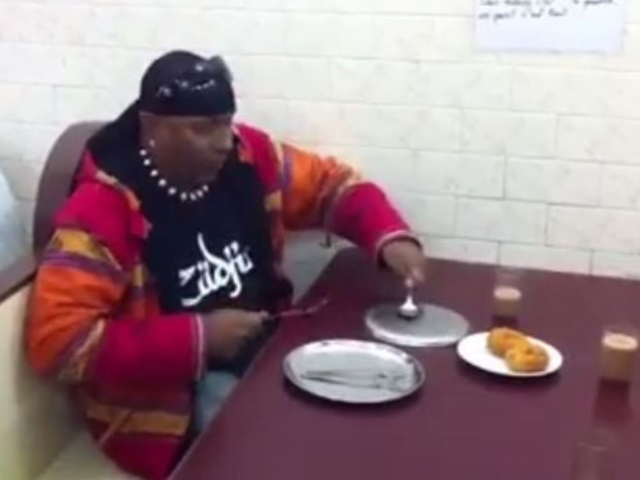 Музыкант сыграл на попавшихся под руку тарелках